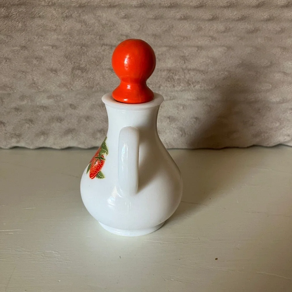 Vintage Avon Strawberries and‎ Cream Bath Foam Milk Glass Bottle